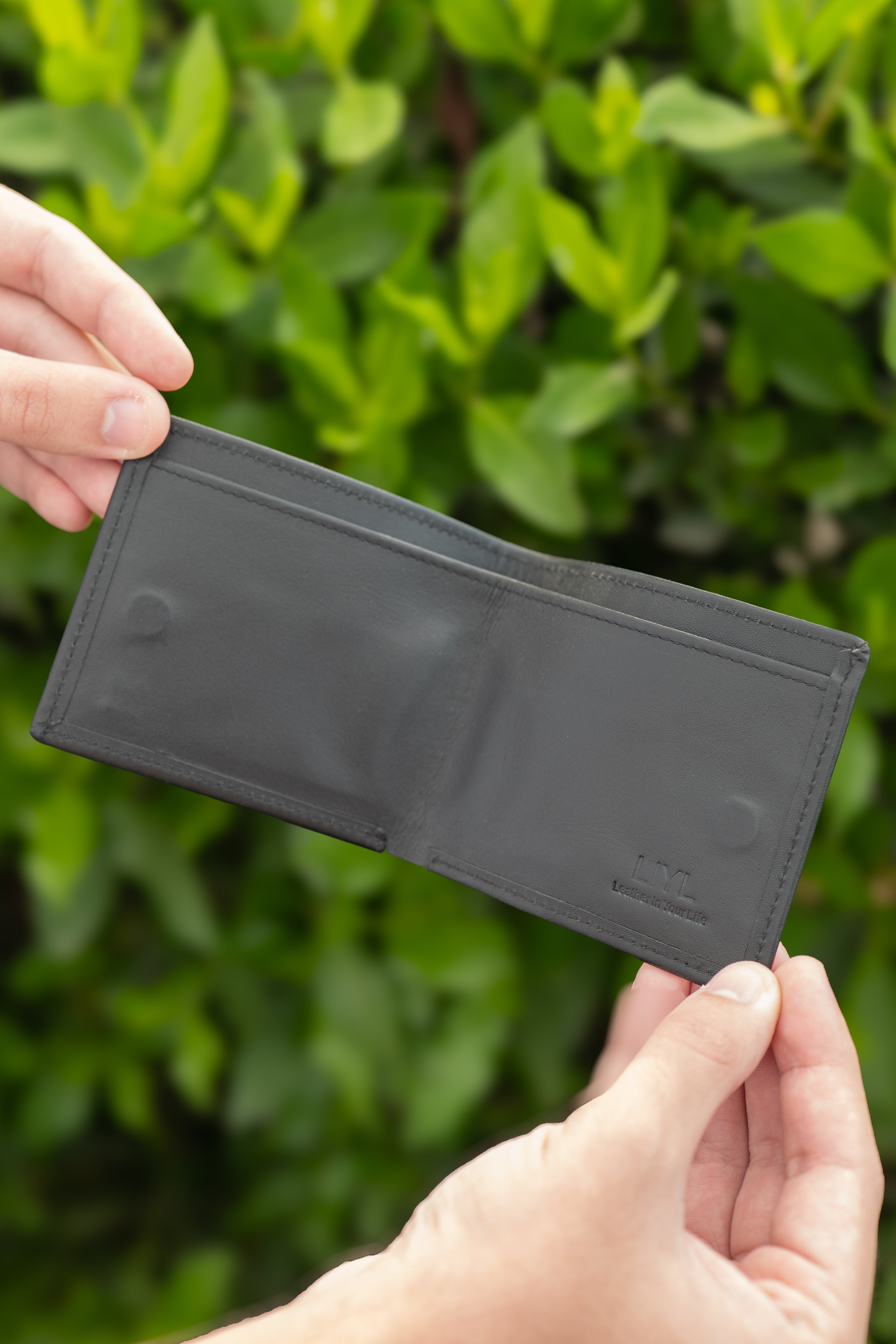 SUPER SLIM MAGNETIC WALLET
